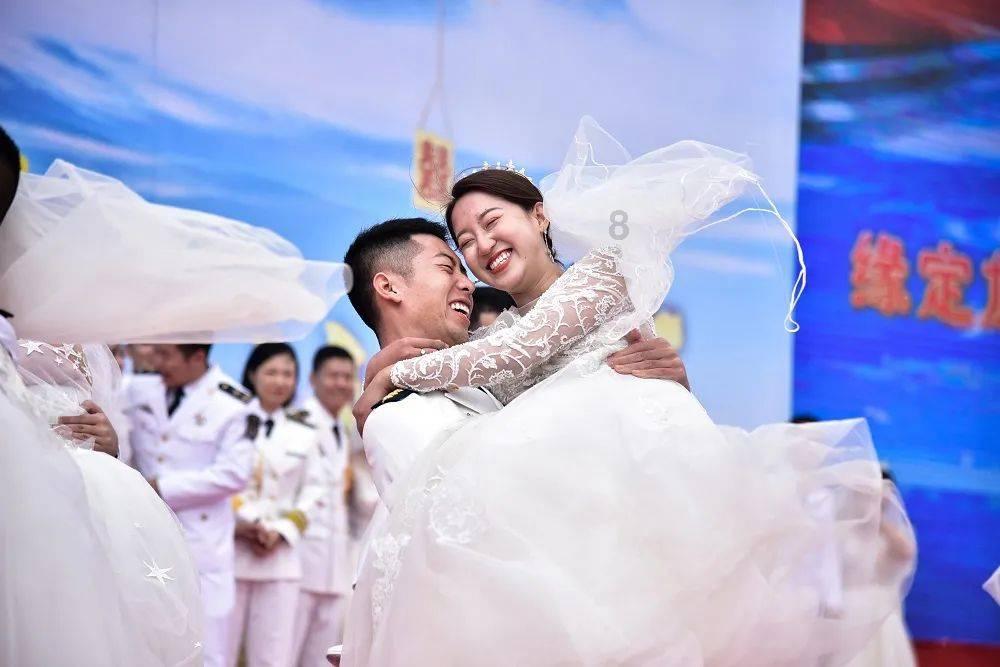 形容一个人只要听见别人说的坏话他就不高兴的成语？