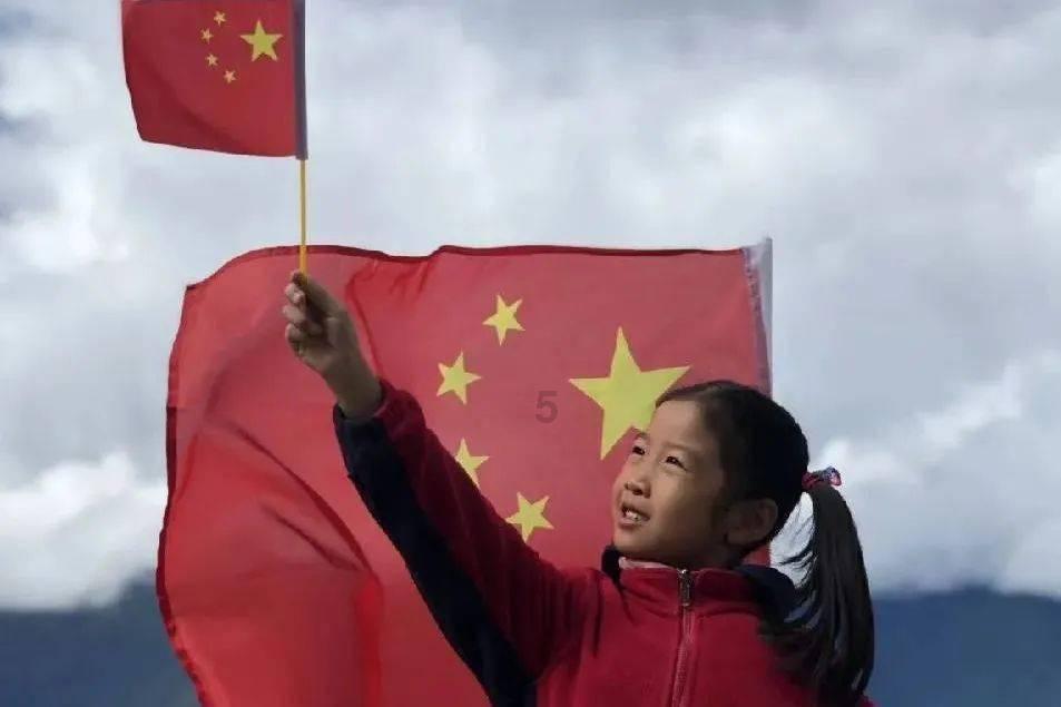 30多年前的摩登女郎，羞答答地望着镜头，当年性感泳装不输现在