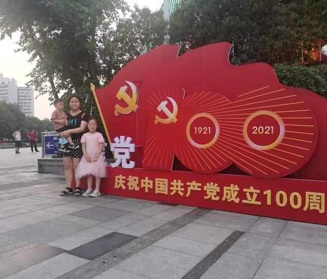 孙二富尝了尝陶勇喝剩的残酒后,“啊”了一声,随之拔腿冲出门外