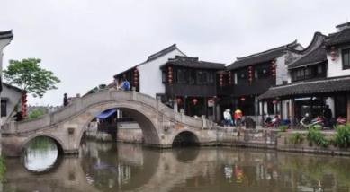 向上跳的香蕉