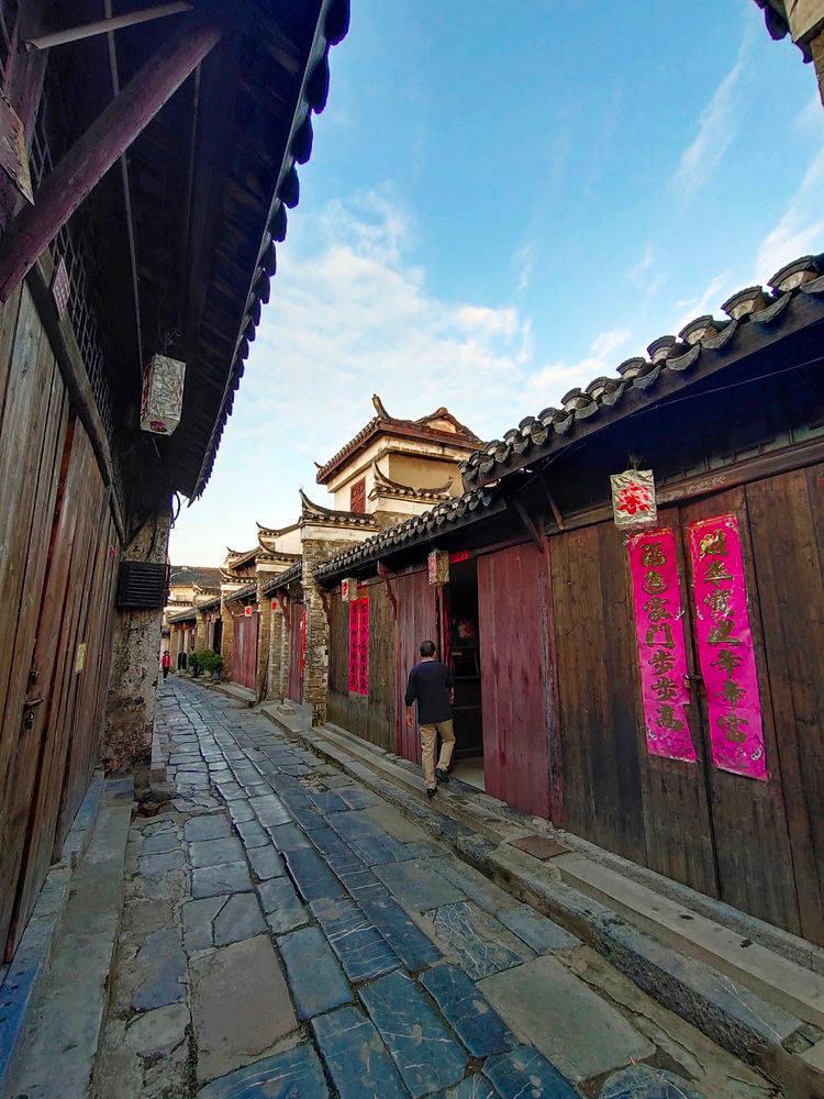 开车撞到了人，第一时间应该先叫救护车还是先打110？游戏画面